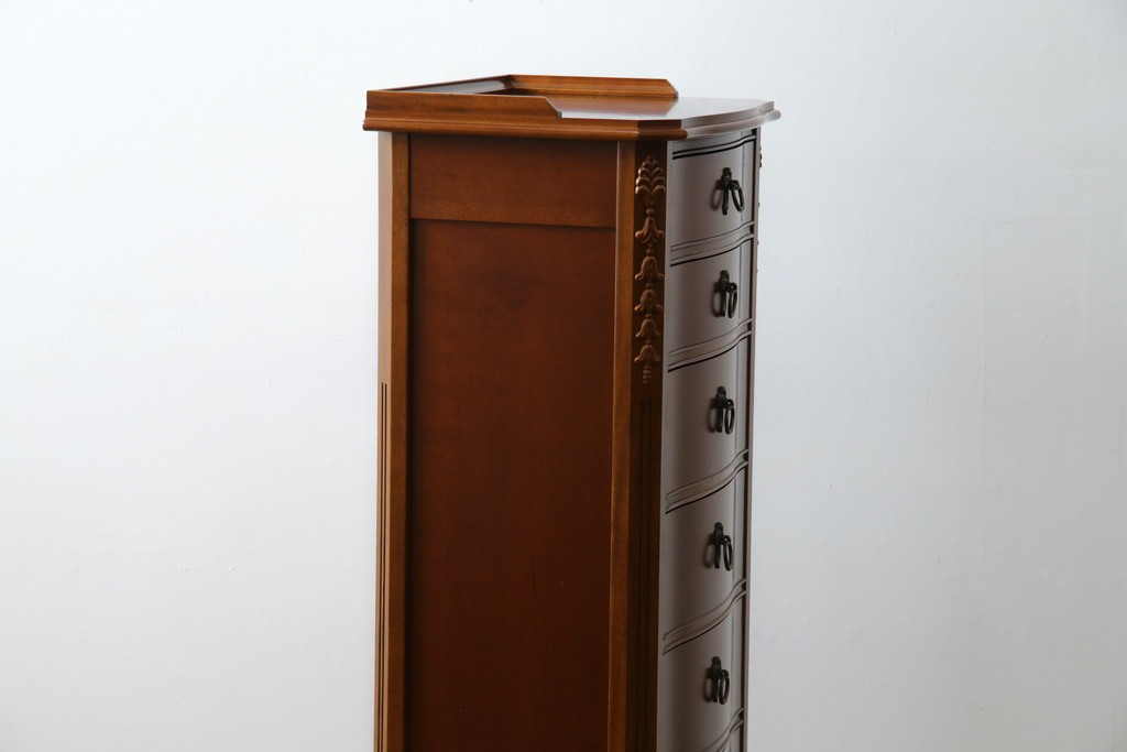 中古　美品　希少な廃番品　LYNN・HOLLYN(リン・ホーリン)　細かな装飾と曲線脚が上品な縦型チェスト　(R-085992)