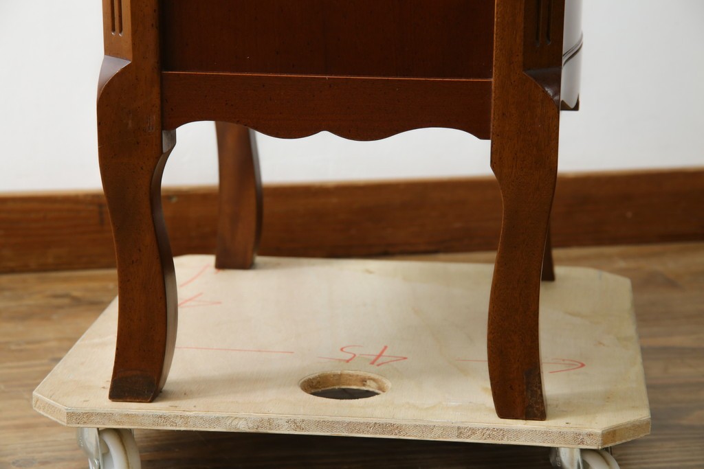 中古　美品　希少な廃番品　LYNN・HOLLYN(リン・ホーリン)　細かな装飾と曲線脚が上品な縦型チェスト　(R-085992)