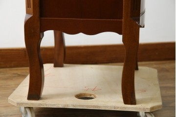 中古　美品　希少な廃番品　LYNN・HOLLYN(リン・ホーリン)　細かな装飾と曲線脚が上品な縦型チェスト　(R-085992)