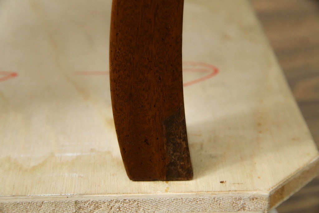 中古　美品　希少な廃番品　LYNN・HOLLYN(リン・ホーリン)　細かな装飾と曲線脚が上品な縦型チェスト　(R-085992)