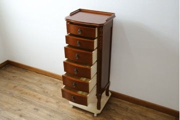 中古　美品　希少な廃番品　LYNN・HOLLYN(リン・ホーリン)　細かな装飾と曲線脚が上品な縦型チェスト　(R-085992)