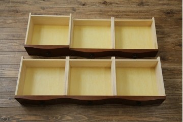 中古　美品　希少な廃番品　LYNN・HOLLYN(リン・ホーリン)　細かな装飾と曲線脚が上品な縦型チェスト　(R-085992)