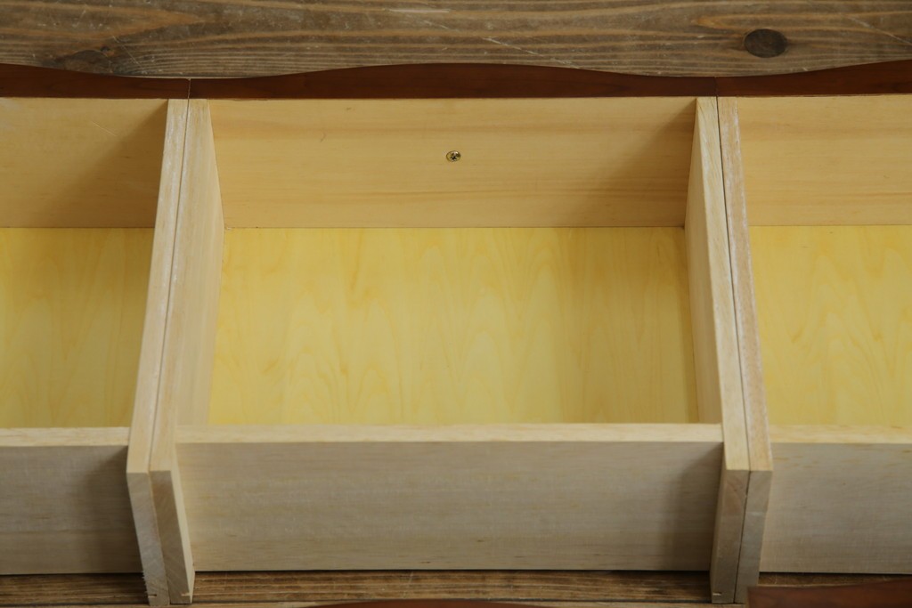 中古　美品　希少な廃番品　LYNN・HOLLYN(リン・ホーリン)　細かな装飾と曲線脚が上品な縦型チェスト　(R-085992)