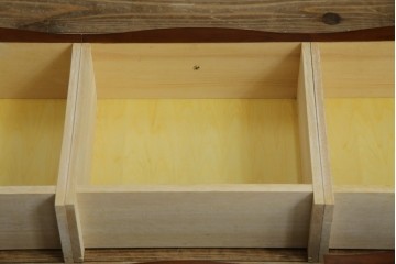 中古　美品　希少な廃番品　LYNN・HOLLYN(リン・ホーリン)　細かな装飾と曲線脚が上品な縦型チェスト　(R-085992)