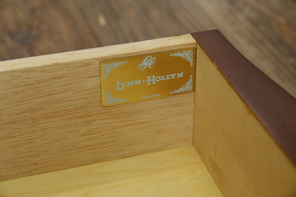 中古　美品　希少な廃番品　LYNN・HOLLYN(リン・ホーリン)　細かな装飾と曲線脚が上品な縦型チェスト　(R-085992)