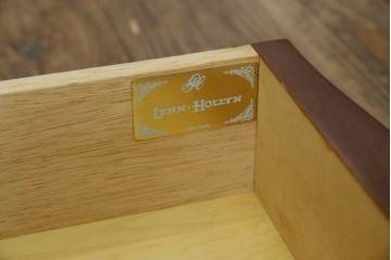 中古　美品　希少な廃番品　LYNN・HOLLYN(リン・ホーリン)　細かな装飾と曲線脚が上品な縦型チェスト　(R-085992)