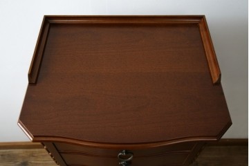 中古　美品　希少な廃番品　LYNN・HOLLYN(リン・ホーリン)　細かな装飾と曲線脚が上品な縦型チェスト　(R-085992)