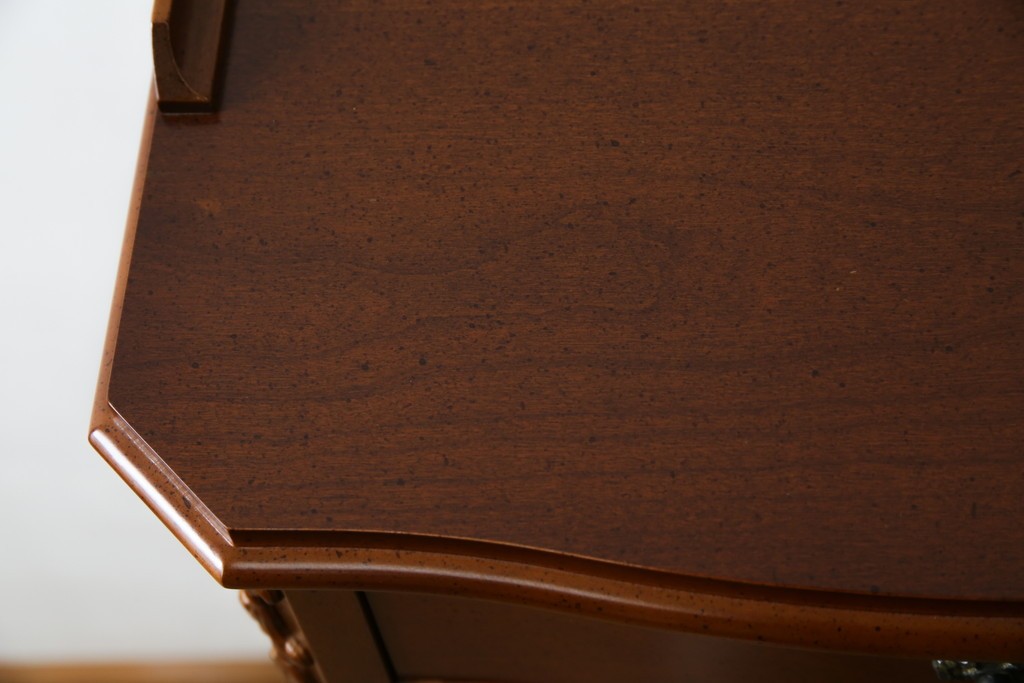 中古　美品　希少な廃番品　LYNN・HOLLYN(リン・ホーリン)　細かな装飾と曲線脚が上品な縦型チェスト　(R-085992)