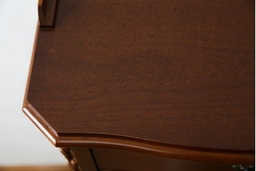 中古　美品　希少な廃番品　LYNN・HOLLYN(リン・ホーリン)　細かな装飾と曲線脚が上品な縦型チェスト　(R-085992)