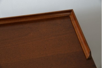 中古　美品　希少な廃番品　LYNN・HOLLYN(リン・ホーリン)　細かな装飾と曲線脚が上品な縦型チェスト　(R-085992)