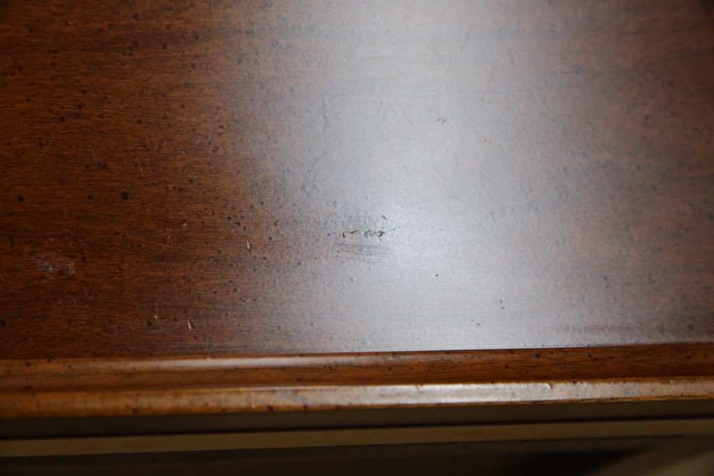 中古　美品　希少な廃番品　LYNN・HOLLYN(リン・ホーリン)　細かな装飾と曲線脚が上品な縦型チェスト　(R-085992)