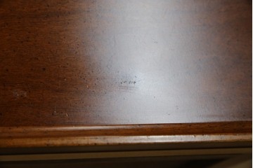 中古　美品　希少な廃番品　LYNN・HOLLYN(リン・ホーリン)　細かな装飾と曲線脚が上品な縦型チェスト　(R-085992)