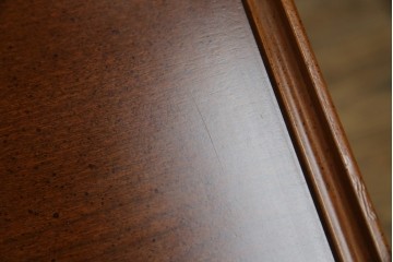 中古　美品　希少な廃番品　LYNN・HOLLYN(リン・ホーリン)　細かな装飾と曲線脚が上品な縦型チェスト　(R-085992)