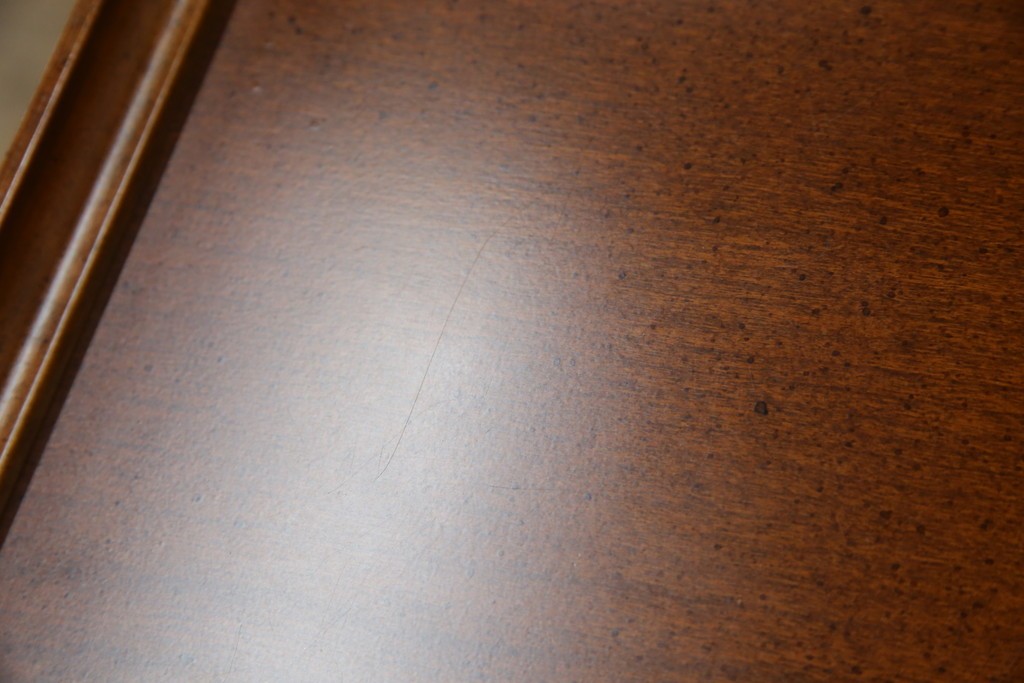 中古　美品　希少な廃番品　LYNN・HOLLYN(リン・ホーリン)　細かな装飾と曲線脚が上品な縦型チェスト　(R-085992)