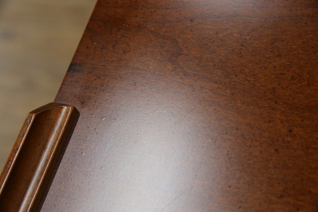 中古　美品　希少な廃番品　LYNN・HOLLYN(リン・ホーリン)　細かな装飾と曲線脚が上品な縦型チェスト　(R-085992)