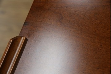 中古　美品　希少な廃番品　LYNN・HOLLYN(リン・ホーリン)　細かな装飾と曲線脚が上品な縦型チェスト　(R-085992)