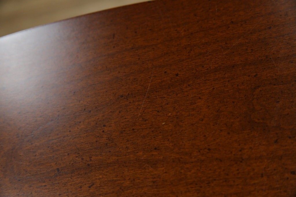 中古　美品　希少な廃番品　LYNN・HOLLYN(リン・ホーリン)　細かな装飾と曲線脚が上品な縦型チェスト　(R-085992)