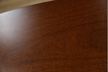 中古　美品　希少な廃番品　LYNN・HOLLYN(リン・ホーリン)　細かな装飾と曲線脚が上品な縦型チェスト　(R-085992)