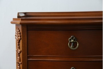 中古　美品　希少な廃番品　LYNN・HOLLYN(リン・ホーリン)　細かな装飾と曲線脚が上品な縦型チェスト　(R-085992)