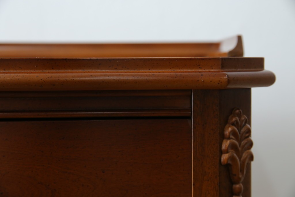 中古　美品　希少な廃番品　LYNN・HOLLYN(リン・ホーリン)　細かな装飾と曲線脚が上品な縦型チェスト　(R-085992)