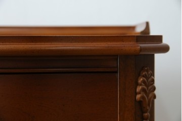 中古　美品　希少な廃番品　LYNN・HOLLYN(リン・ホーリン)　細かな装飾と曲線脚が上品な縦型チェスト　(R-085992)