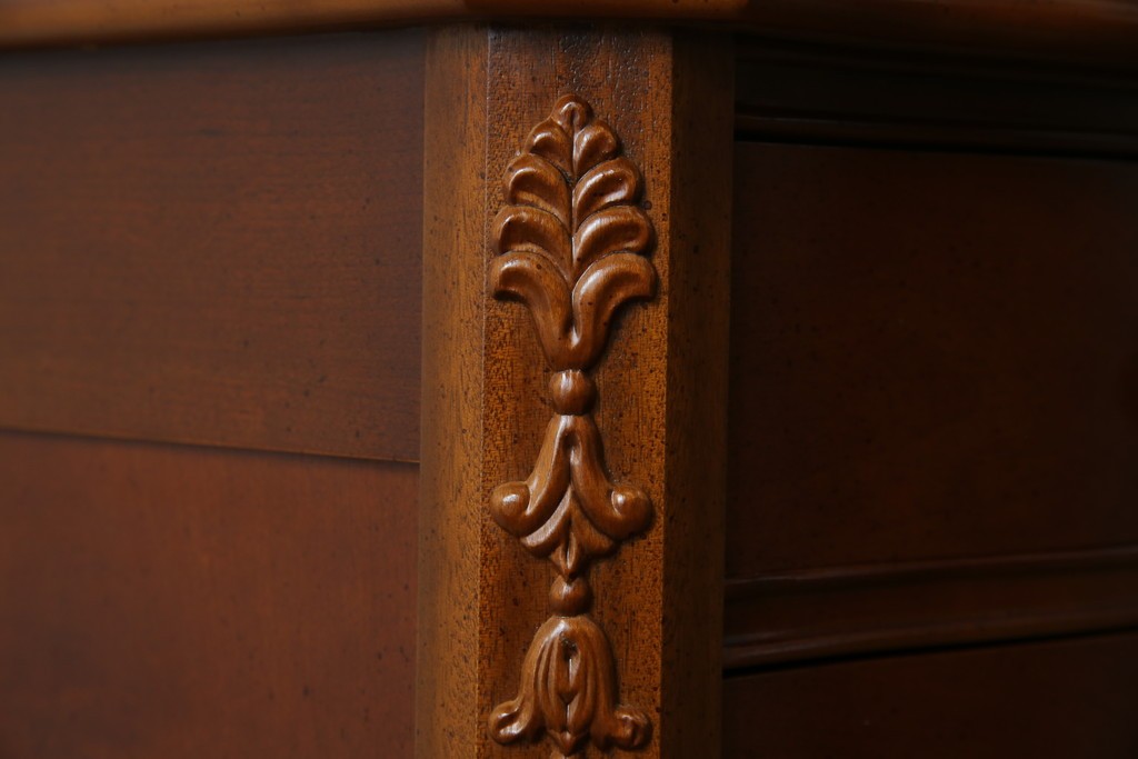 中古　美品　希少な廃番品　LYNN・HOLLYN(リン・ホーリン)　細かな装飾と曲線脚が上品な縦型チェスト　(R-085992)