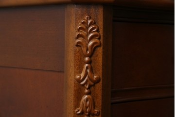 中古　美品　希少な廃番品　LYNN・HOLLYN(リン・ホーリン)　細かな装飾と曲線脚が上品な縦型チェスト　(R-085992)