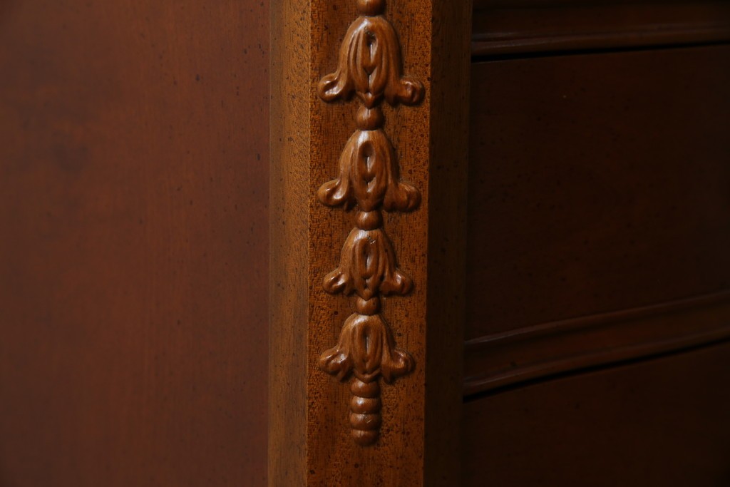 中古　美品　希少な廃番品　LYNN・HOLLYN(リン・ホーリン)　細かな装飾と曲線脚が上品な縦型チェスト　(R-085992)