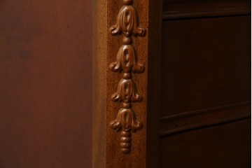 中古　美品　希少な廃番品　LYNN・HOLLYN(リン・ホーリン)　細かな装飾と曲線脚が上品な縦型チェスト　(R-085992)