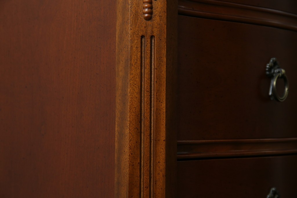 中古　美品　希少な廃番品　LYNN・HOLLYN(リン・ホーリン)　細かな装飾と曲線脚が上品な縦型チェスト　(R-085992)