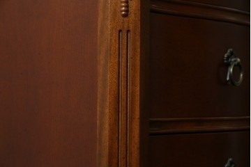 中古　美品　希少な廃番品　LYNN・HOLLYN(リン・ホーリン)　細かな装飾と曲線脚が上品な縦型チェスト　(R-085992)