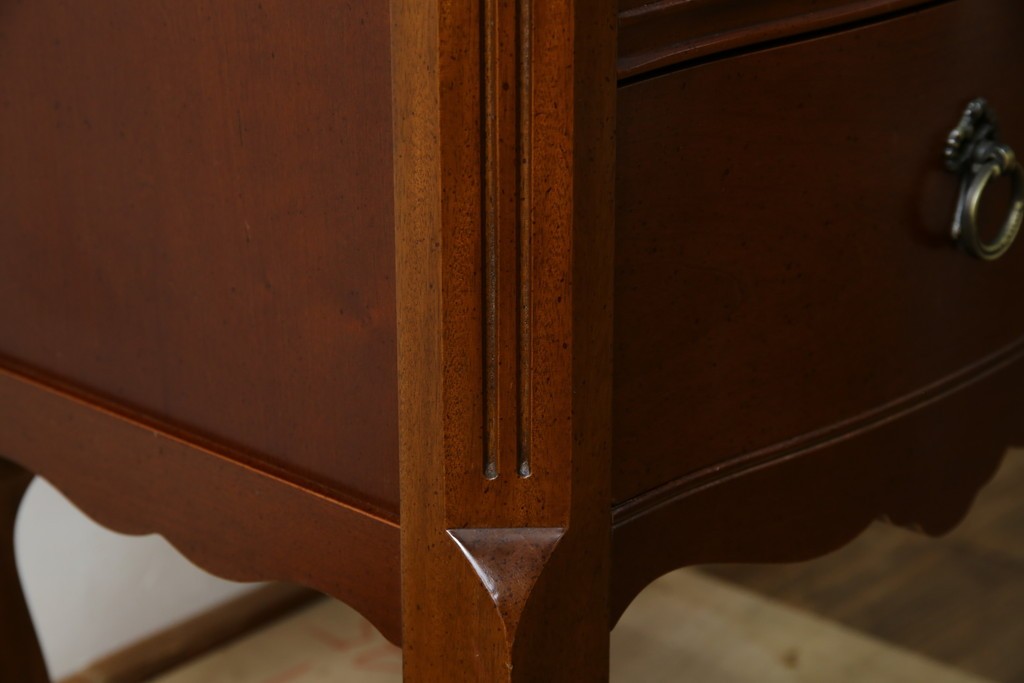 中古　美品　希少な廃番品　LYNN・HOLLYN(リン・ホーリン)　細かな装飾と曲線脚が上品な縦型チェスト　(R-085992)