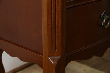 中古　美品　希少な廃番品　LYNN・HOLLYN(リン・ホーリン)　細かな装飾と曲線脚が上品な縦型チェスト　(R-085992)