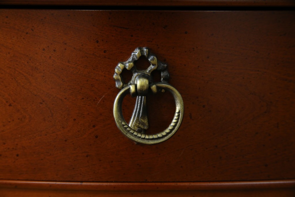 中古　美品　希少な廃番品　LYNN・HOLLYN(リン・ホーリン)　細かな装飾と曲線脚が上品な縦型チェスト　(R-085992)