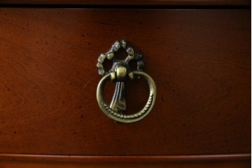 中古　美品　希少な廃番品　LYNN・HOLLYN(リン・ホーリン)　細かな装飾と曲線脚が上品な縦型チェスト　(R-085992)