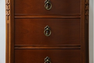 中古　美品　希少な廃番品　LYNN・HOLLYN(リン・ホーリン)　細かな装飾と曲線脚が上品な縦型チェスト　(R-085992)