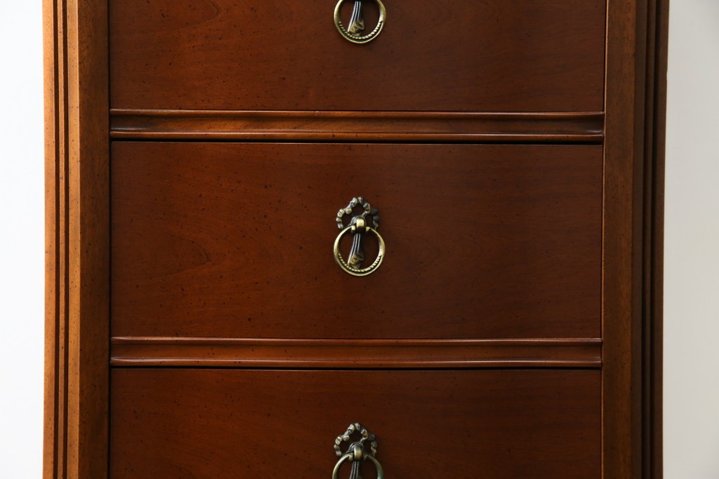 中古　美品　希少な廃番品　LYNN・HOLLYN(リン・ホーリン)　細かな装飾と曲線脚が上品な縦型チェスト　(R-085992)