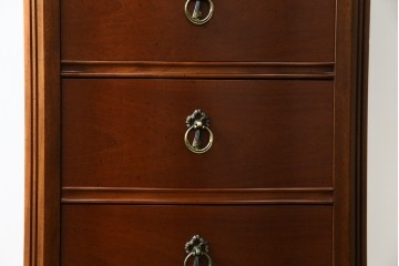 中古　美品　希少な廃番品　LYNN・HOLLYN(リン・ホーリン)　細かな装飾と曲線脚が上品な縦型チェスト　(R-085992)