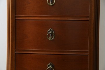 中古　美品　希少な廃番品　LYNN・HOLLYN(リン・ホーリン)　細かな装飾と曲線脚が上品な縦型チェスト　(R-085992)