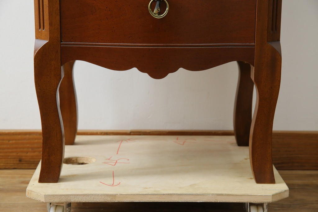 中古　美品　希少な廃番品　LYNN・HOLLYN(リン・ホーリン)　細かな装飾と曲線脚が上品な縦型チェスト　(R-085992)