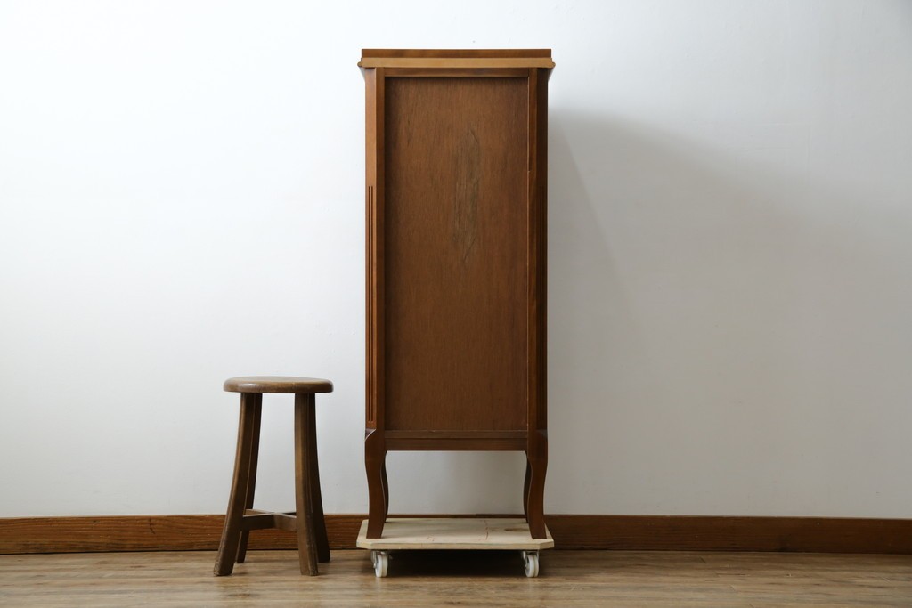 中古　美品　希少な廃番品　LYNN・HOLLYN(リン・ホーリン)　細かな装飾と曲線脚が上品な縦型チェスト　(R-085992)