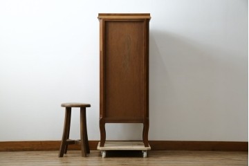 中古　美品　希少な廃番品　LYNN・HOLLYN(リン・ホーリン)　細かな装飾と曲線脚が上品な縦型チェスト　(R-085992)