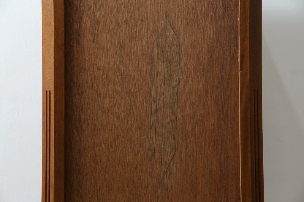 中古　美品　希少な廃番品　LYNN・HOLLYN(リン・ホーリン)　細かな装飾と曲線脚が上品な縦型チェスト　(R-085992)