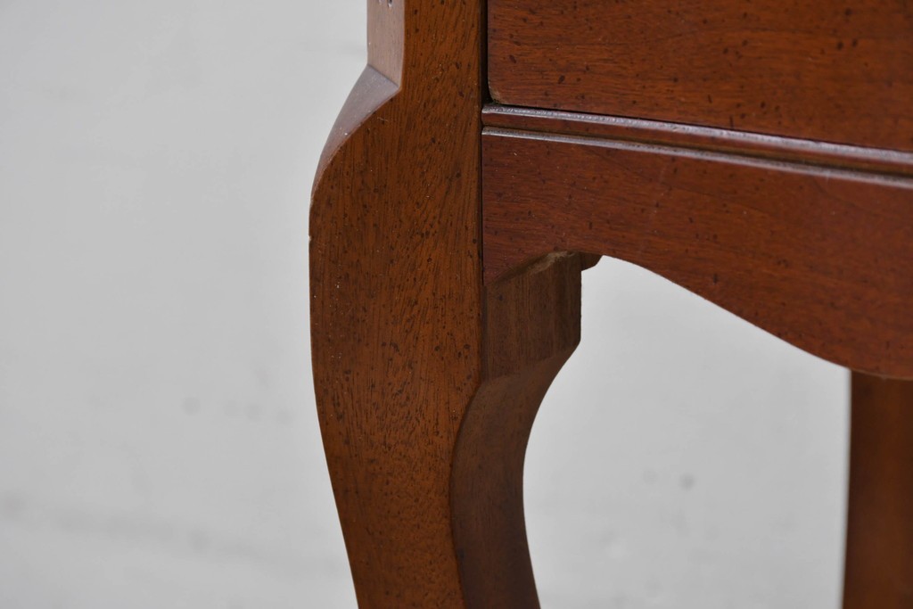 中古　美品　希少な廃番品　LYNN・HOLLYN(リン・ホーリン)　細かな装飾と曲線脚が上品な縦型チェスト　(R-085992)