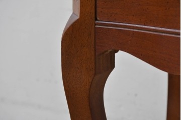 中古　美品　希少な廃番品　LYNN・HOLLYN(リン・ホーリン)　細かな装飾と曲線脚が上品な縦型チェスト　(R-085992)