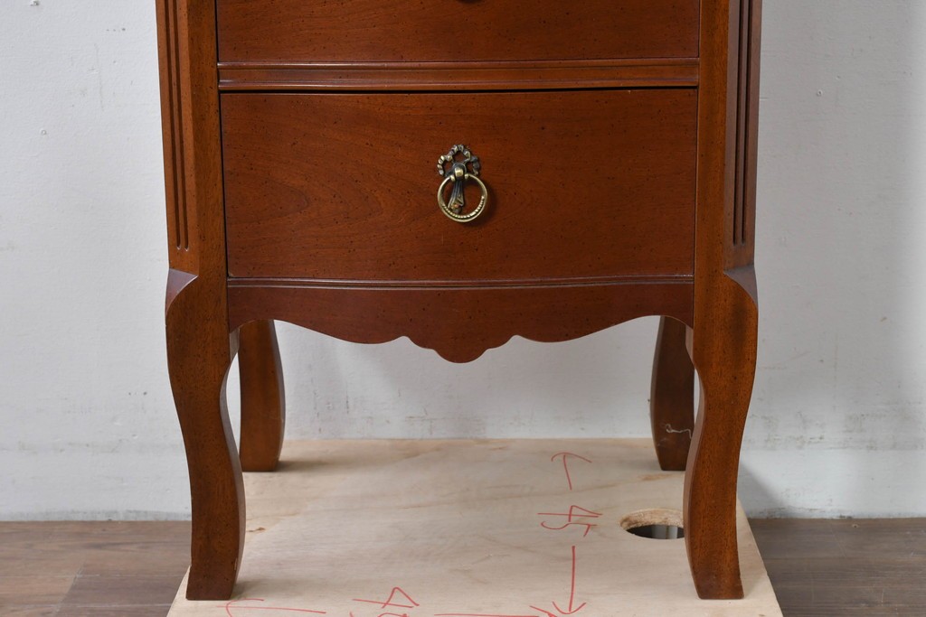 中古　美品　希少な廃番品　LYNN・HOLLYN(リン・ホーリン)　細かな装飾と曲線脚が上品な縦型チェスト　(R-085992)