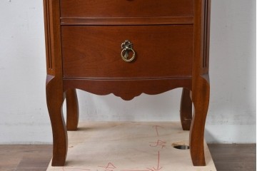 中古　美品　希少な廃番品　LYNN・HOLLYN(リン・ホーリン)　細かな装飾と曲線脚が上品な縦型チェスト　(R-085992)