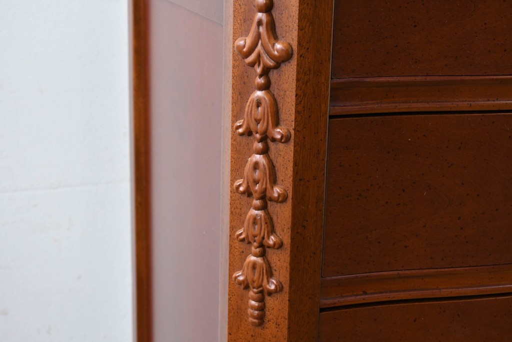 中古　美品　希少な廃番品　LYNN・HOLLYN(リン・ホーリン)　細かな装飾と曲線脚が上品な縦型チェスト　(R-085992)