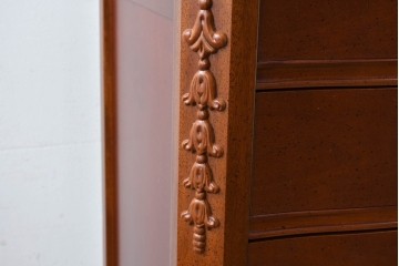 中古　美品　希少な廃番品　LYNN・HOLLYN(リン・ホーリン)　細かな装飾と曲線脚が上品な縦型チェスト　(R-085992)