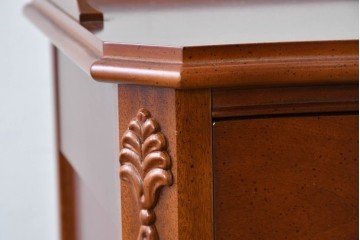 中古　美品　希少な廃番品　LYNN・HOLLYN(リン・ホーリン)　細かな装飾と曲線脚が上品な縦型チェスト　(R-085992)